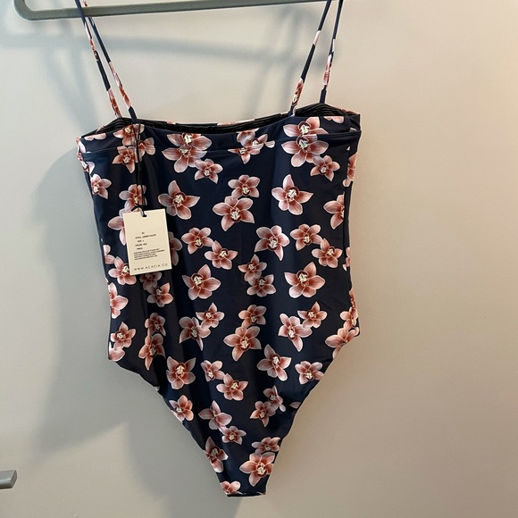 Acacia Lonny One Piece - Picture 5 of 8